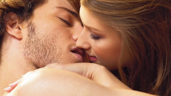 Μια γυναίκα φιλά έναν άντρα με προϊόντα που αυξάνουν τη δραστικότητα