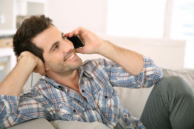 Ένας άντρας θα αισθάνεται διεγερμένος και θα περνάει πολύ ώρα στο τηλέφωνο με μια γυναίκα